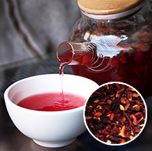 鮮やかな赤色が特徴のハイビスカスティーはビタミンＣが豊富です。安曇野本店ショップとサテライトショップでご購入可能です